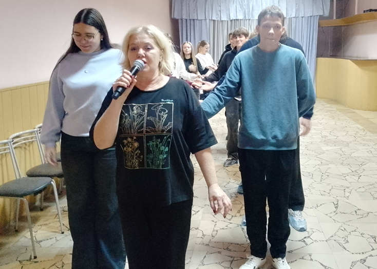 Вольских школьников учат танцам XVIII века