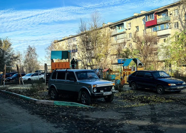Жители Вольска жалуются на захват детских площадок под парковки