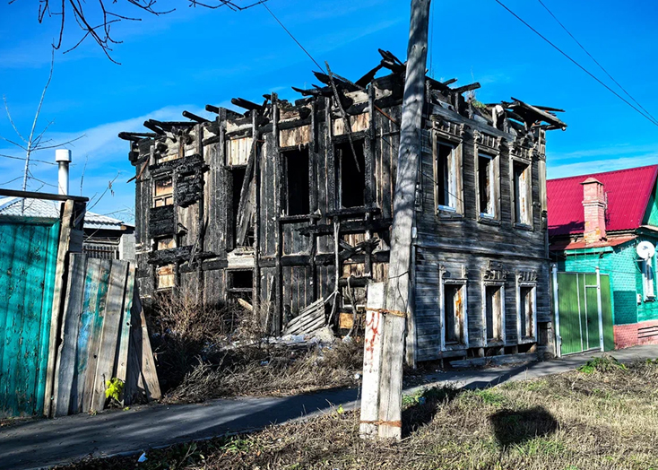 В Вольске просят пресечь доступ в заброшенные дома после пожаров