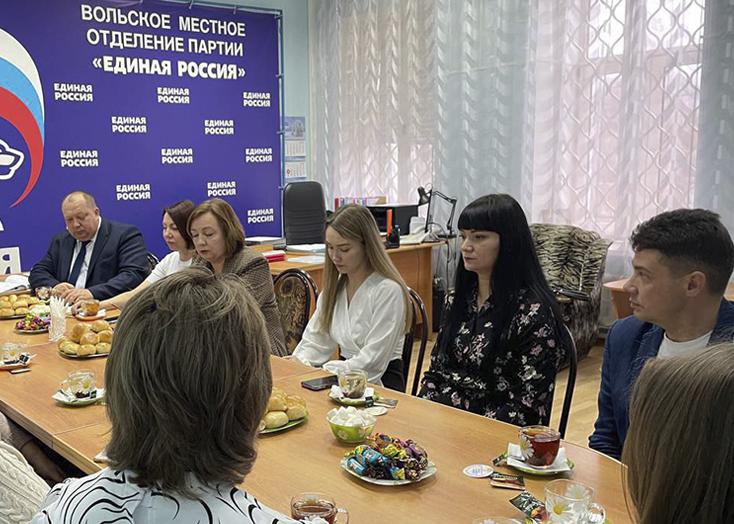 Бывший глава Вольского района под следствием остается видным членом партии