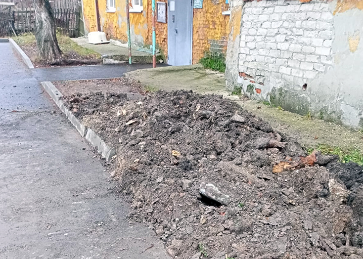 В Вольске водоканал изуродовал новые бордюры