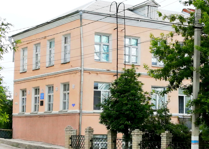 В Вольске школа полтора года находится без стационарной связи