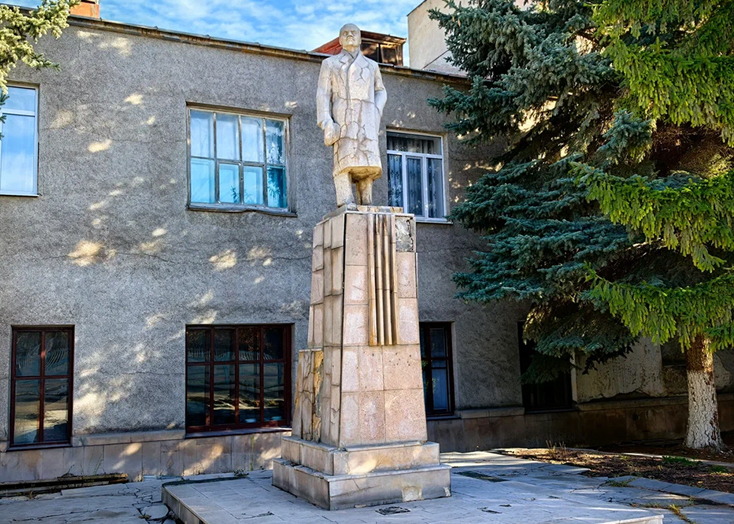 В Вольске памятник Ленину потрескался и разваливается