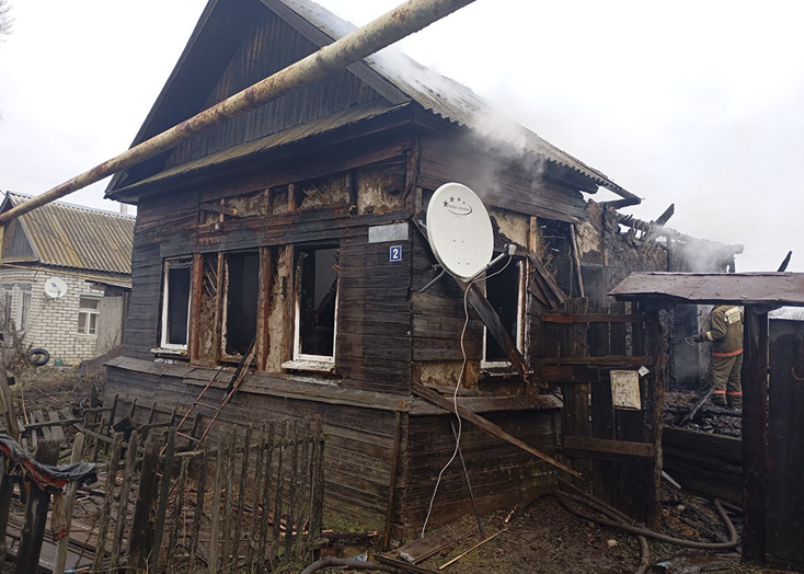 Житель Вольского района дважды за ночь загорелся на диване