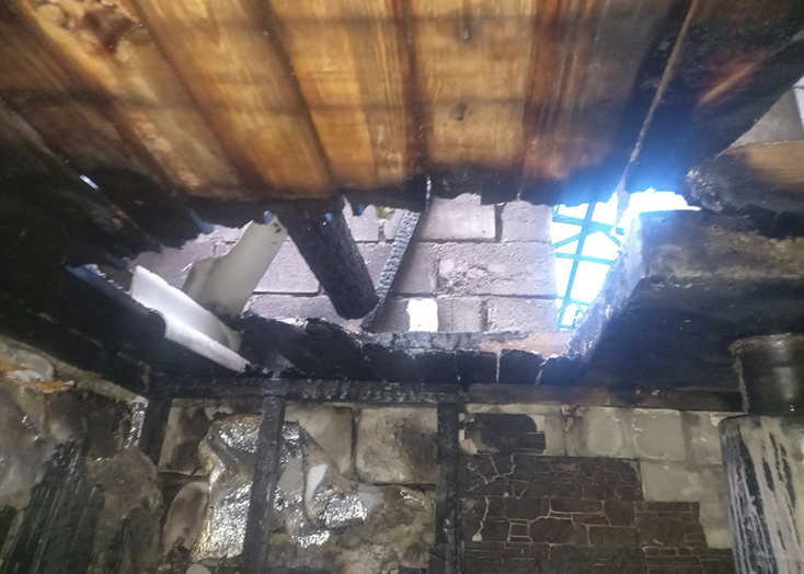 В Вольском районе до приезда пожарных хозяин спасал горящую баню