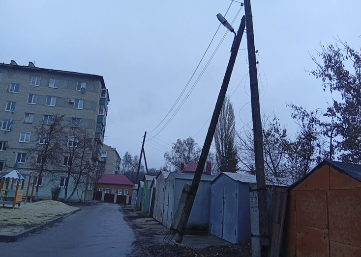 В Вольске на детскую площадку может упасть столб