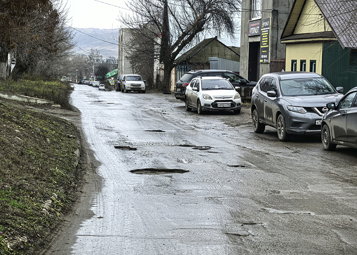 Жители Вольска просят отремонтировать дорогу около РЭО ГАИ