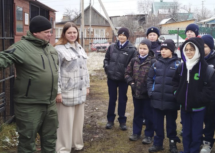 Вольским школьникам показали работу полицейских собак