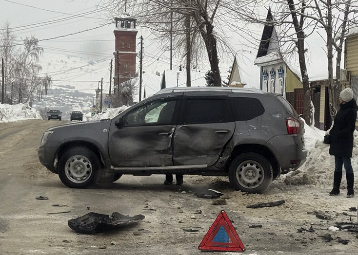 В Вольске на перекрестке имени Зубрицкого протаранили «Ниссан»