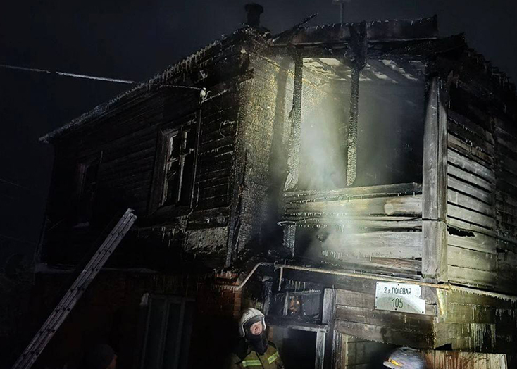 В Вольске спасли семью из горящего двухэтажного дома