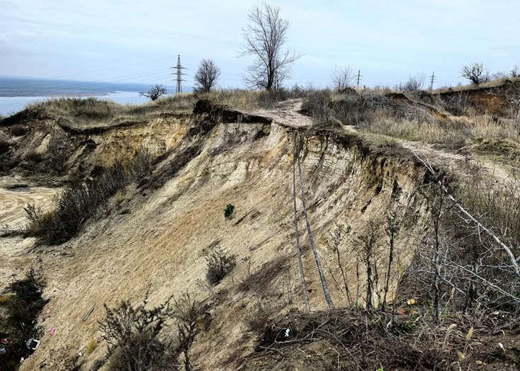 Жителей Вольска пугает высоковольтный кабель в самовольном карьере