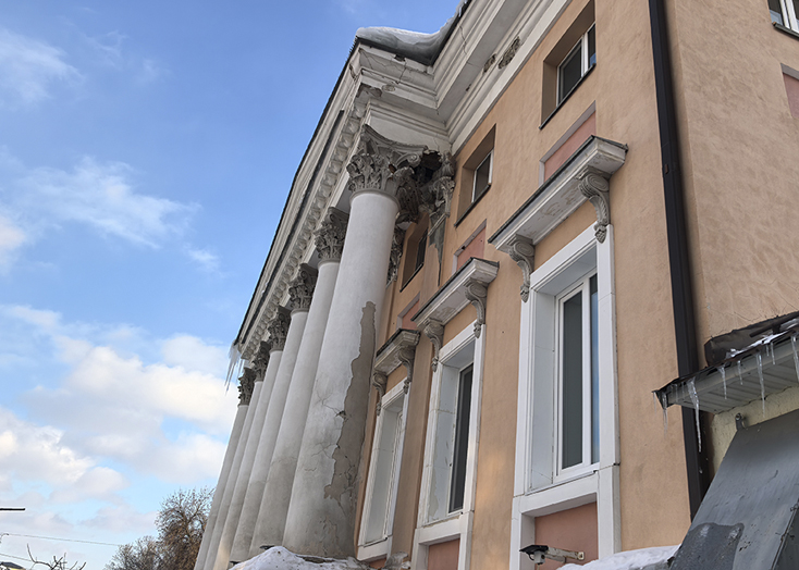 В центре Вольска сосульки разрушают памятник архитектуры