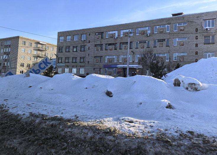 В Вольске здание бывшего ДОСААФ распродают по этажам