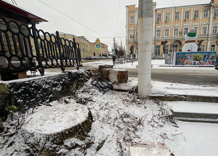 В Вольске сломали ограждение центрального сквера