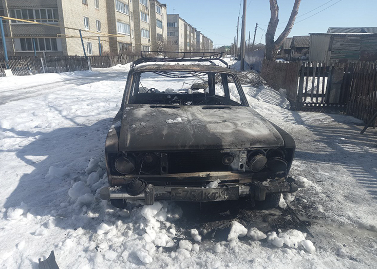 В Вольском районе сожгли машину участника СВО