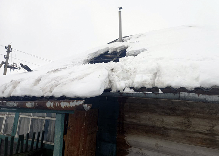 Жителя Вольского района разбудил загоревшийся в доме потолок