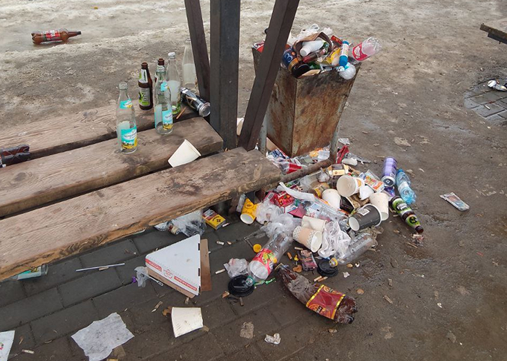 В Вольске автостанция превратилась в помойку