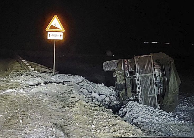 В Вольском районе перевернулся «Урал» с топливом