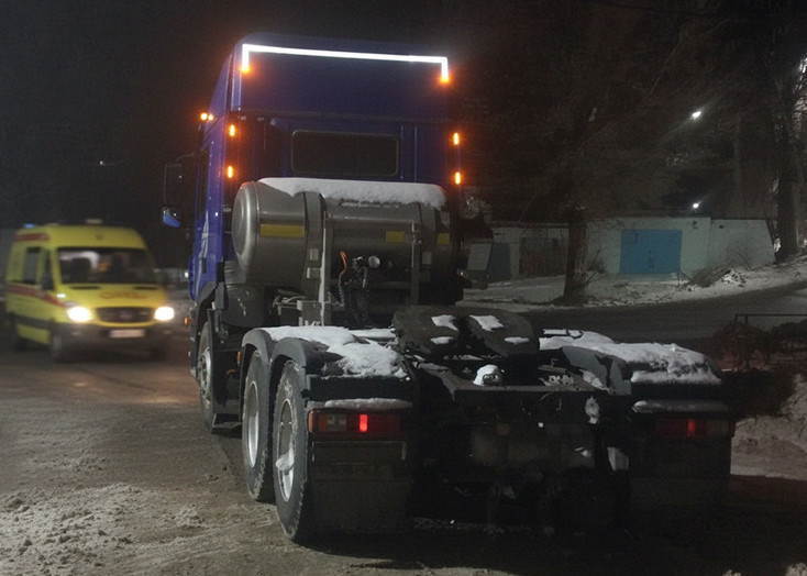 В Вольске китайский грузовик при погрузке придавил водителя