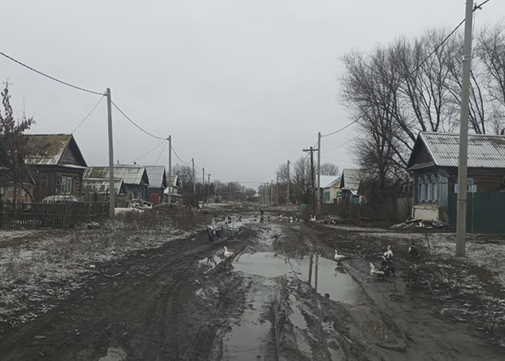 Сельские жители Вольского района попросили у Володина помощи с дорогами