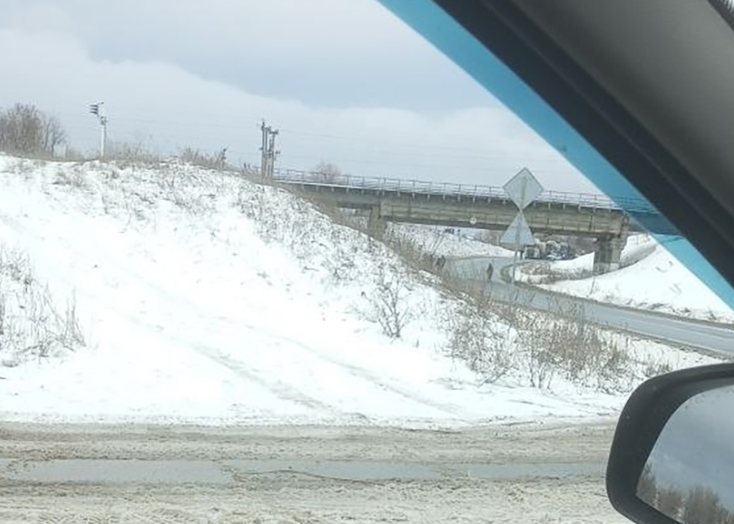 В Вольском районе из-за подозрительного предмета перекрывали мост