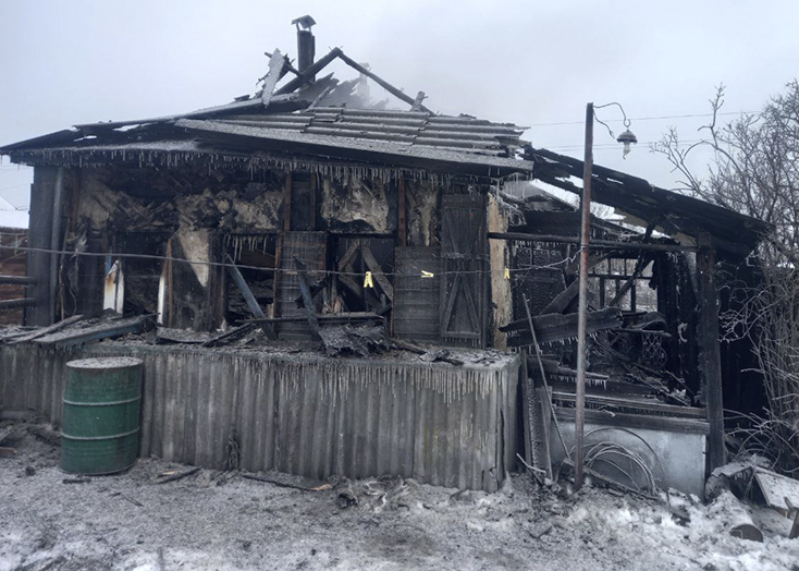 В Вольском районе у молодой семьи сгорел недавно купленный дом