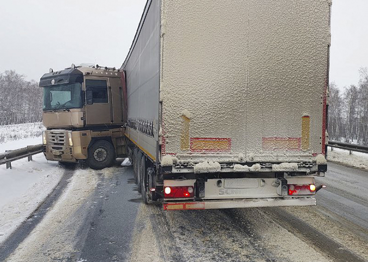 В Вольском районе фура перегородила движение на федеральной трассе