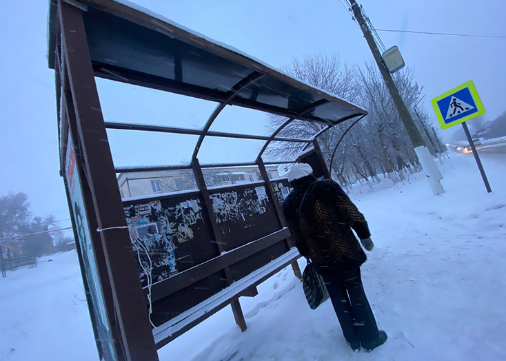 У автобусной остановки в Вольске снесло крышу