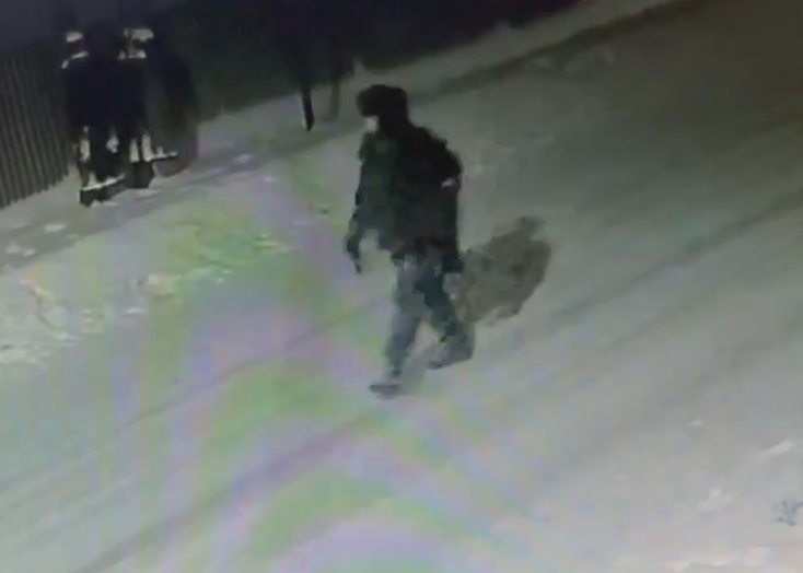 Неизвестный ночью пытался залезть в дома жителей Вольска