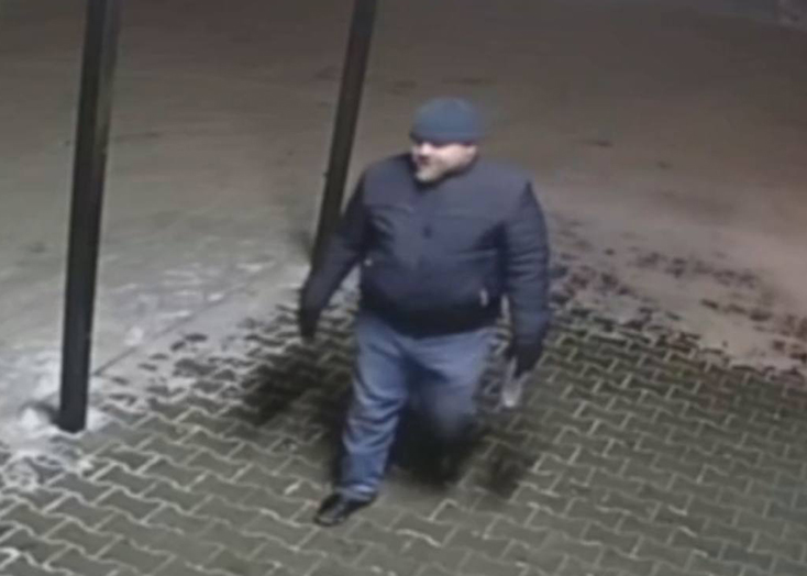 По центру Вольска ночью ходил подозрительный мужчина и снимал урну