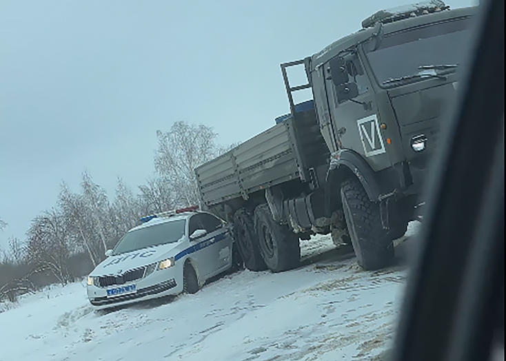 В Вольском районе военный грузовик помял автомобиль ГАИ
