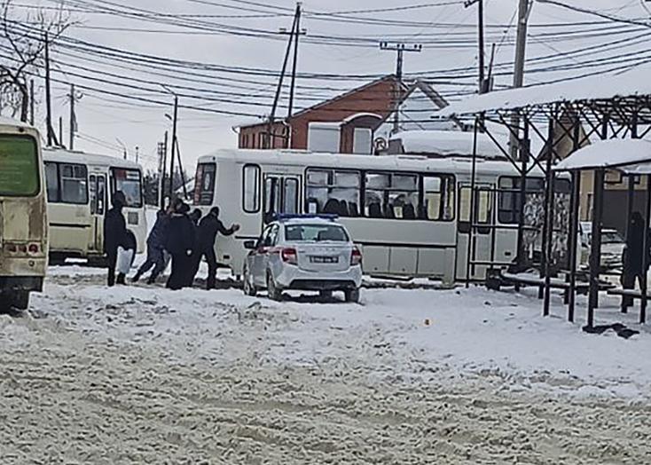 В Вольске пассажирский автобус застрял в снегу