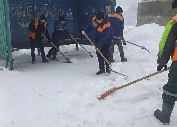 В Вольске одну остановку чистили от снега пять дворников