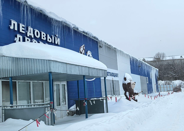 Ледовый дворец в Вольске зарос огромными сосульками