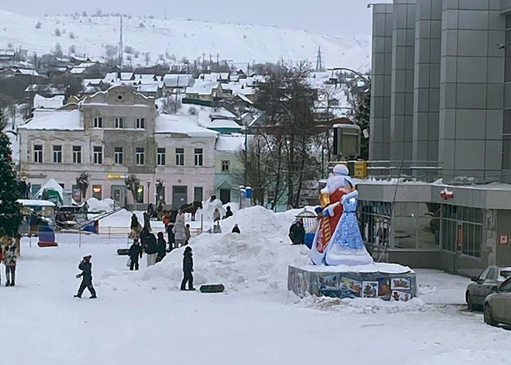 В центре Вольска у новогодней елки мальчик сломал нос