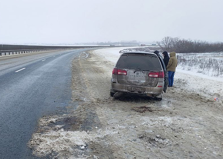 В Вольском районе перевернулся минивэн с пятью человеками