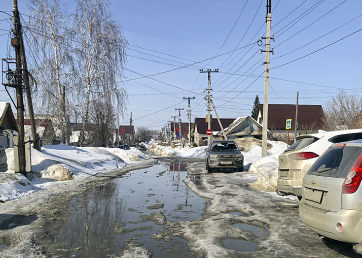 В Вольске родители с малышами утопают на дороге у детского сада