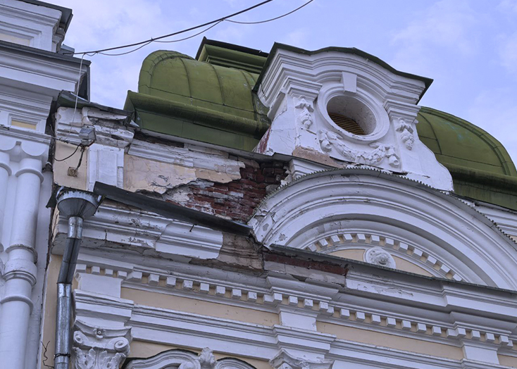 В центре Вольска разрушается особняк XIX века с шатровой крышей