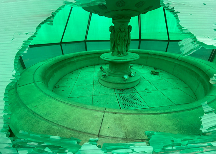 В Вольске повредили защитный купол фонтана и поручни на набережной