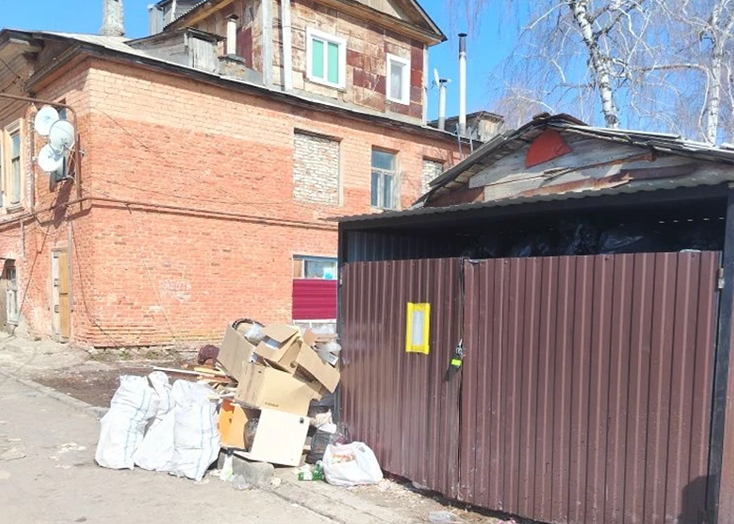 Жители Вольска обвинили пиццерию в захвате контейнерной площадки