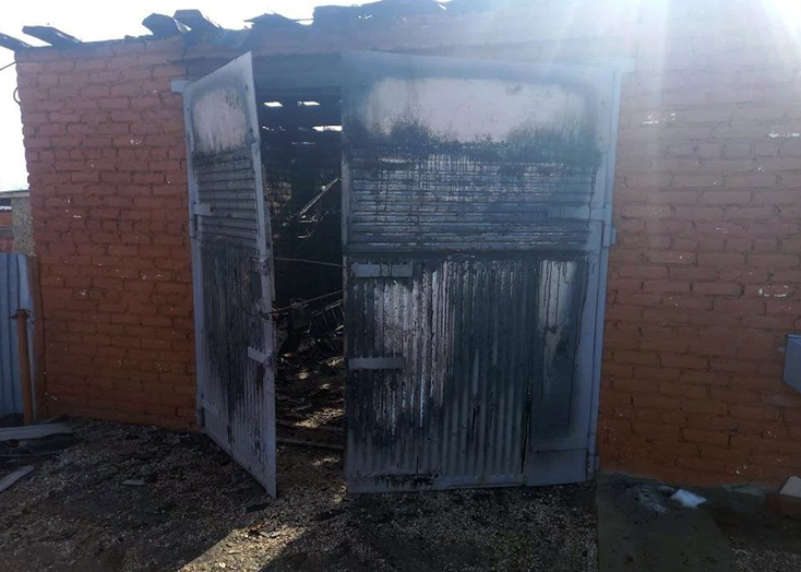 У жителей Вольска в гараже сгорел снегоход