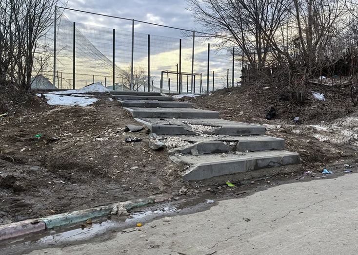 В Вольске изуродовали тротуары к новому скверу и завалили мусором пешеходную дорожку