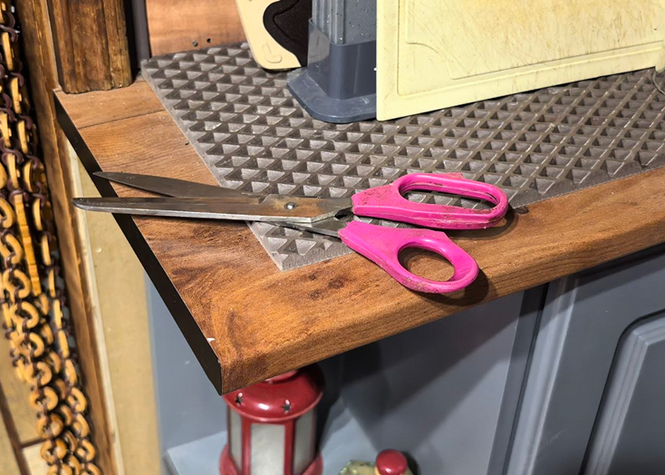 В Вольском районе многодетная мать дважды ударила сожителя ножницами