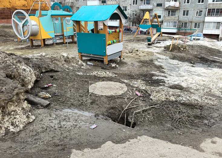 В Вольске не могут ликвидировать опасный провал на детской площадке