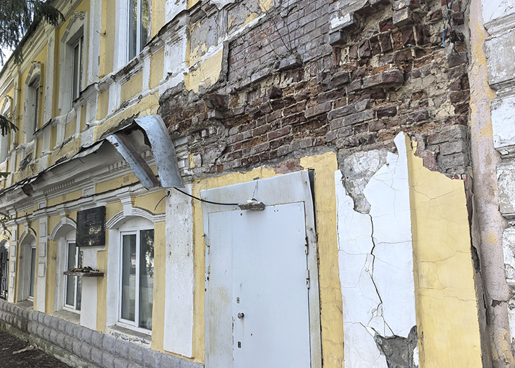 Здание бывшей Вольской милиции с памятной доской погибшему генералу находится в ужасном состоянии