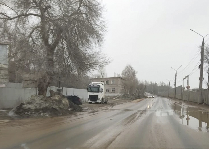 Жители Вольска пожаловались на колчедан на дороге у цементного завода