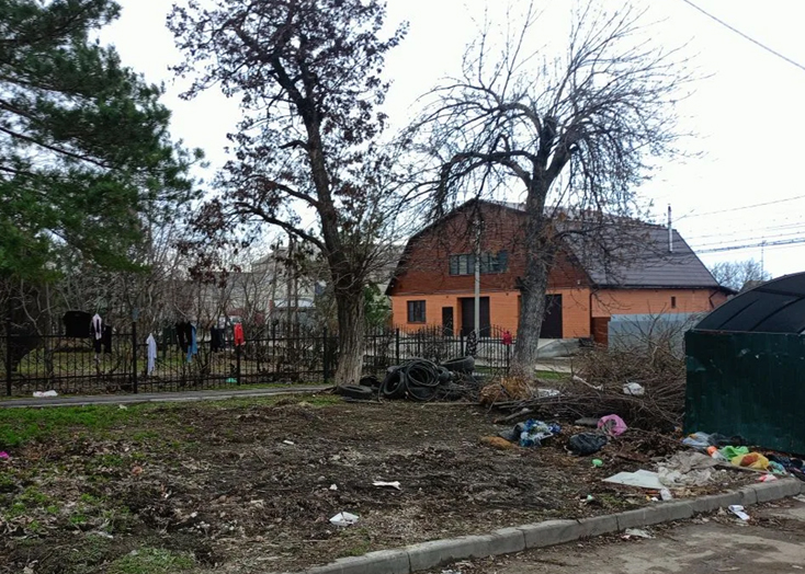 В Вольске на заборе сквера героя войны развесили одежду с помойки
