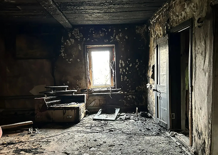 Житель Вольского района в 6 местах поджег собственный дом