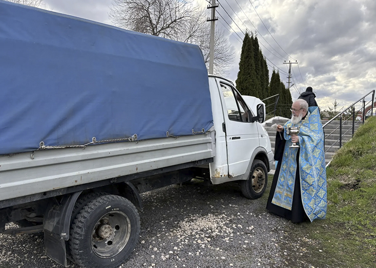 В Вольске освятили и отправили на фронт грузовик и мотоцикл
