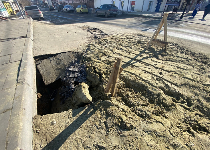 В центре Вольска провалился асфальт после вскрышных работ
